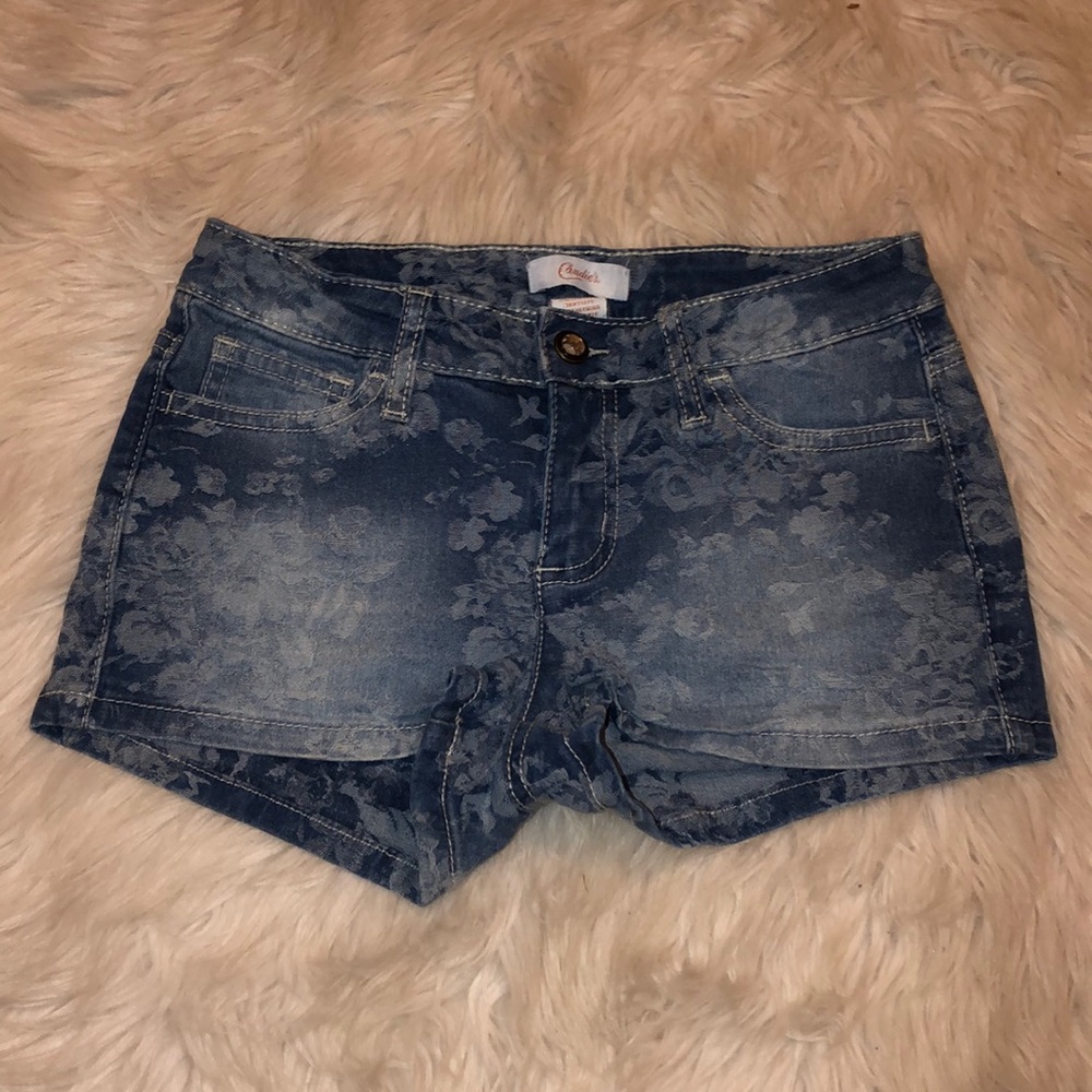 Lace pattern jean shorts